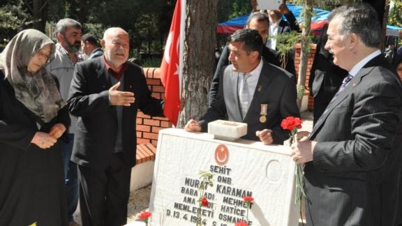 18 Mart Şehitleri Anma Günü ve Çanakkale Zaferinin 101. Yıldönümünde, yurdun her yanında olduğu gibi Osmaniye´de de şehitlerimiz Asri Mezarlık Şehitliğinde törenlerle anıldı