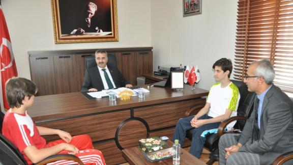 Türkiye Kickboks Turnuvasında Başarılı Olan Sporcular Müdürümüz Ramazan ÇELİKi  Ziyaret Etti