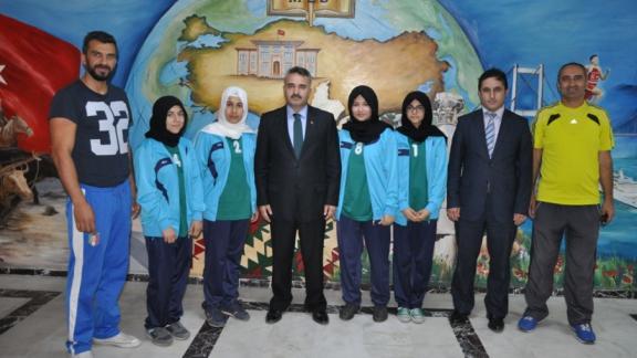 Dart Yarışmasında Bölge Şampiyonu Olan Cahit Zarifoğlu İmam Hatip Ortaokulu Öğrencileri Müdürümüzü Ziyaret Etti