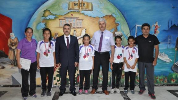 Küçük Kızlar Bocce Yarışmasında Bölge Şampiyonu Olan 75. Yıl Ortaokulu Öğrencileri Müdürümüzü Ziyaret Etti