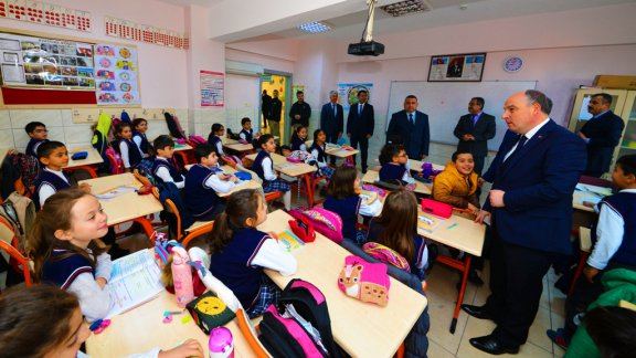 Vali Ömer Faruk COŞKUN 2017-2018 Eğitim-Öğretim Yılı İkinci Yarıyılının Başlaması Nedeniyle Okul Ziyaretlerinde Bulundu