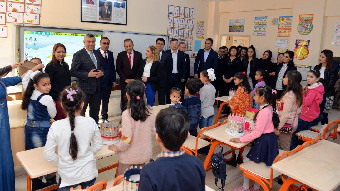 Cevdetiye İlkokulu Geçici Barınma Merkezindeki Öğrencilerimizin Türk Kardeşlerine Teşekkür Etmek İçin Atkı, Bileklik Ve Bere Ördüler