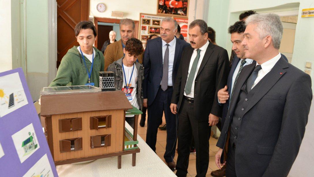 TÜBİTAK 4006 Bilim Fuarları kapsamında Atatürk Anadolu Lisesinde Sergi Açıldı 