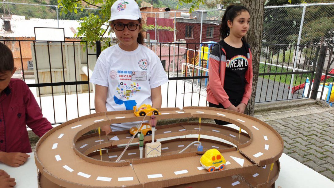 TÜBİTAK 4006 Bilim Fuarları kapsamında Bahçe Kızlaç Ortaokulunda fuar sergisi açıldı