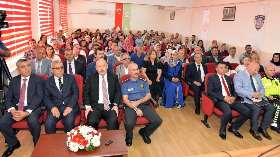 Adnan Menderes Mahallesi Huzur Toplantısı Adnan Oğuz Anadolu Lisesi´nde Gerçekleştirildi.