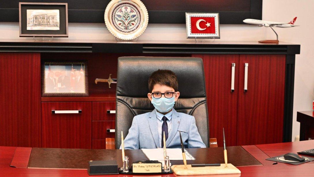 Valimiz Sayın Dr.Erdinç YILMAZ, 23 Nisan Ulusal Egemenlik ve Çocuk Bayramı nedeniyle makam koltuğunu geçici olarak 7 Ocak İlkokulundan 4. sınıf öğrencisi Ömer Ethem KAYA'ya devretti.
