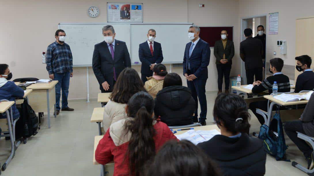 Vali Dr. Erdinç Yılmaz, Farabi Anadolu Lisesi'ni Ziyaret Etti
