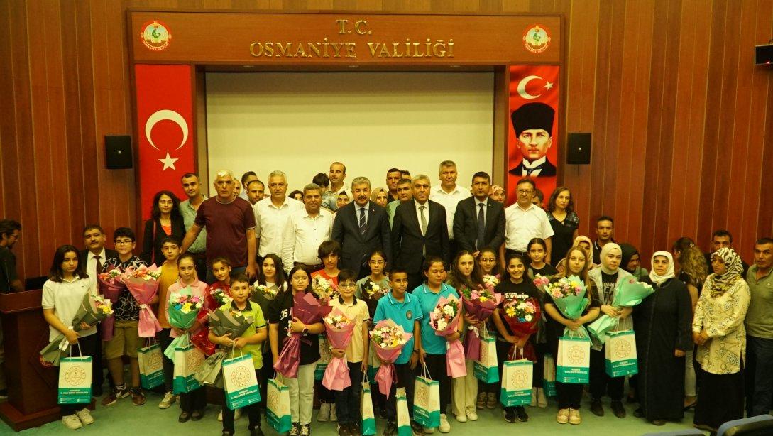 Bursluluk Sınavında 100 soruyu Doğru Cevaplayarak Türkiye Birincisi Olan 19 Öğrencimize Ödülleri Vali Yılmaz Tarafından Verildi