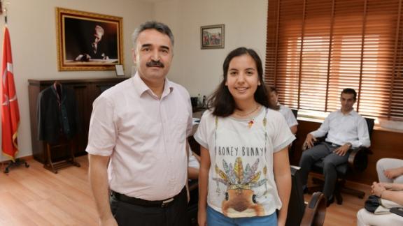 Temel Eğitimden Ortaöğretime Geçiş (TEOG) Sınavında Türkiye Şampiyonu Olan Düziçi İrfanlı Ortaokulu Öğrencisi Gökçe ŞEN Müdürümüzü Ziyaret Etti