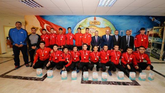 Devrişpaşa Anadolu Lisesi Futbol Takımı Müdürümüzü Ziyaret Etti