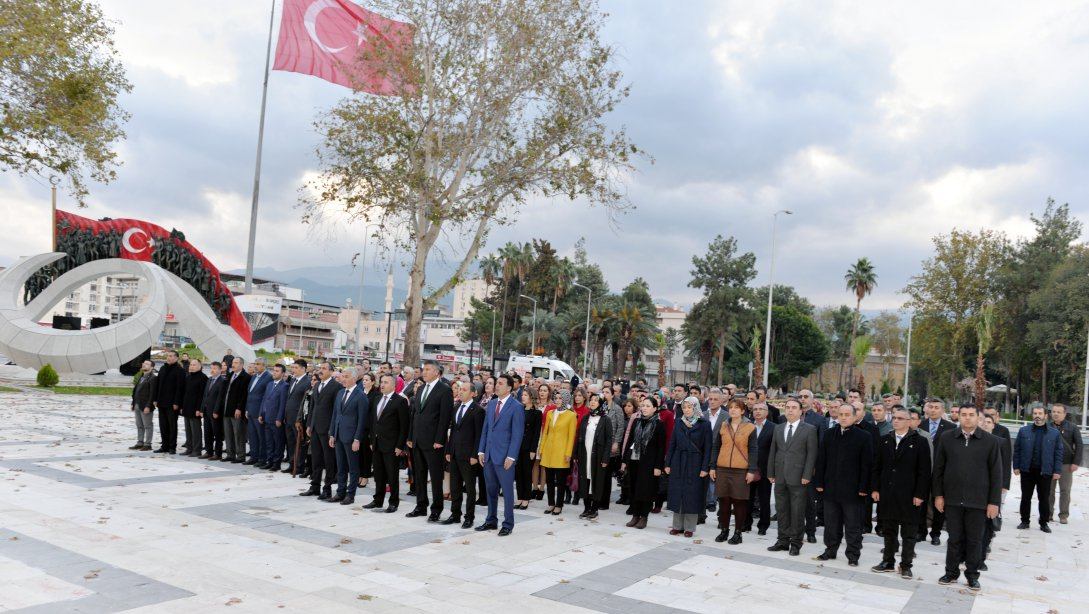 24 Kasım Öğretmenler Günü Kutlamaları, İl Milli Eğitim Müdürümüz Ramazan ÇELİKin Atatürk Anıtına çelenk sunmasıyla başladı
