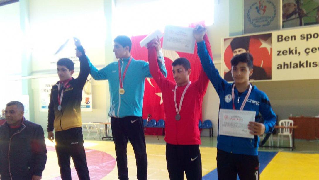 Okul Sporları Kapsamında Düzenlenen Türkiye Güreş Şampiyonasında Öğrencilerimiz Başarılı Oldular