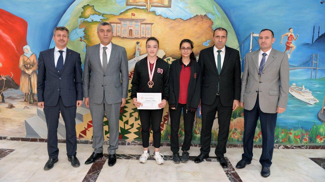 Atletizm Genç Kızlar B Ferdi Türkiye Birincisi Olan Öğrencimiz Ödüllendirildi