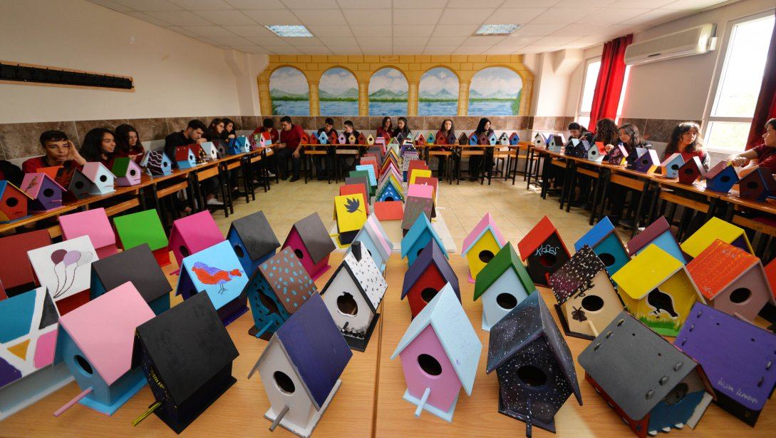 2023 Eğitim Vizyonu Kapsamında 80. Yıl Cumhuriyet Anadolu Lisesinde Görsel Sanatlar Atölyesi bünyesinde oluşturulan Tasarım Beceri Atölyesinde öğrenciler tarafından Kuş Evleri yapılmaktadır.