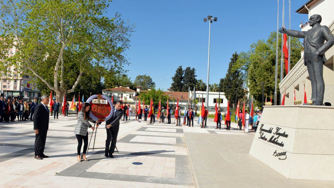 23 Nisan Ulusal Egemenlik ve Çocuk Bayramı kutlamaları Atatürk Anıtına İl Milli Eğitim Müdürümüz Aydın ALBAKın  müdürlük çelenginin konulmasıyla başlayan kutlamalar, Vali İsmail Fırat İlkokulunda düzenlenen törenle devam etti. 