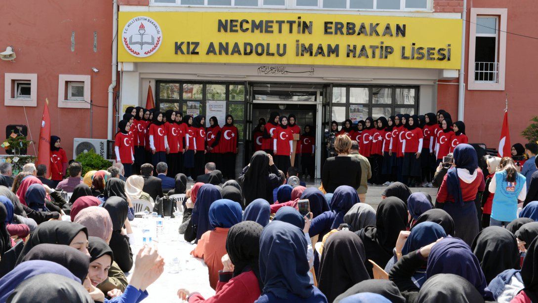 Osmaniye Necmettin Erbakan Kız Anadolu İmam Hatip Lisesi öğrencileri tarafından, Osmaniyemizin 258 Şehidine 258 Hatim programı düzenlendi