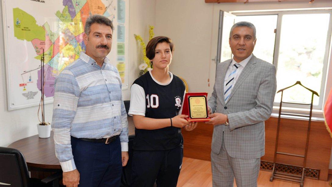 Atletizm Cirit Atmada Türkiye Birincisi Olan Öğrencimiz Ödüllendirildi