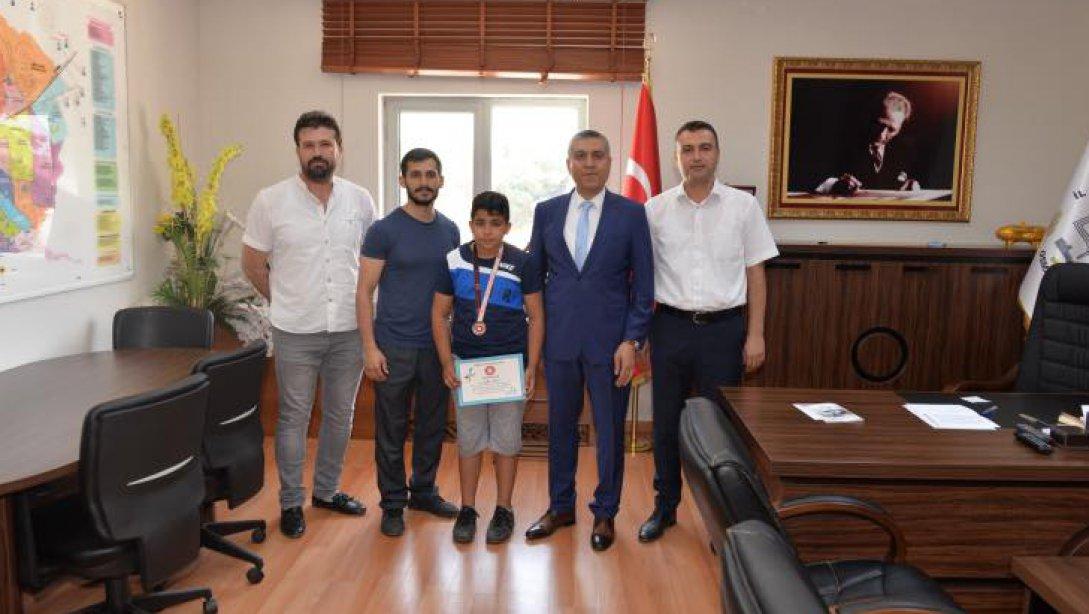 Müdürümüz Aydın ALBAK Minikler Judo Türkiye Şampiyonasında 60 kg'da birinci olan Saimbey Ortaokulu öğrencisi Sefa Tunç öğrencimizi kabul etti.