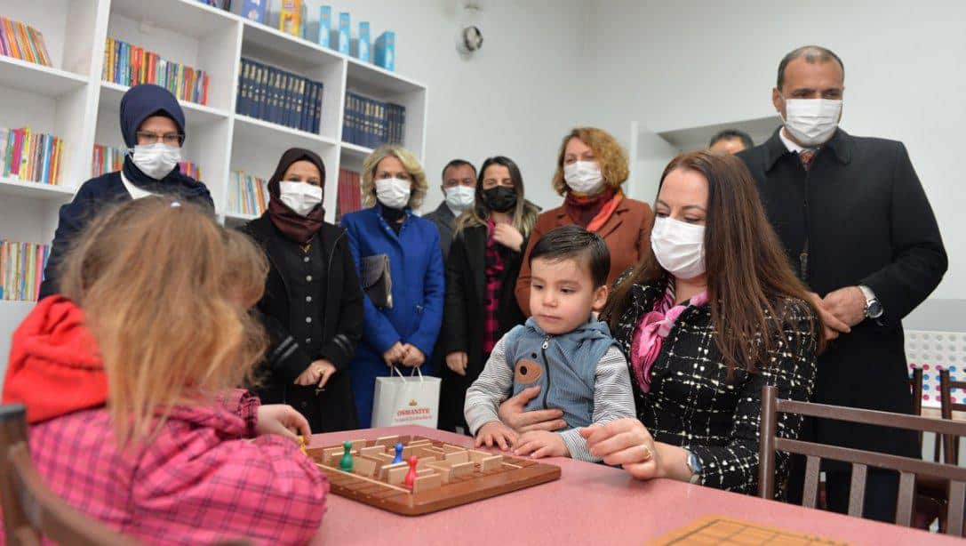  Yeniköy Necip Soylu İlkokulu Kütüphanesinin Açılışını, Vali Dr. Erdinç Yılmaz'ın Eşi Dr. Öğr. Üyesi Şenay Yılmaz Hanımefendi Yaptı