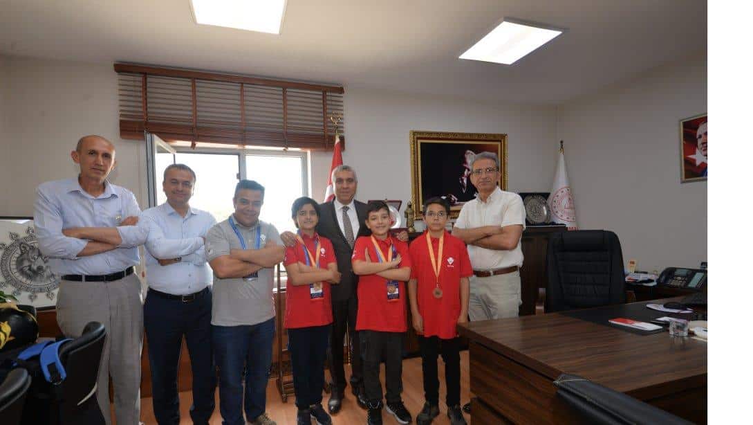 TÜBİTAK Yarışmalarında Türkiye 3.sü Olan Takımımız İl Müdürümüzü Ziyaret Etti