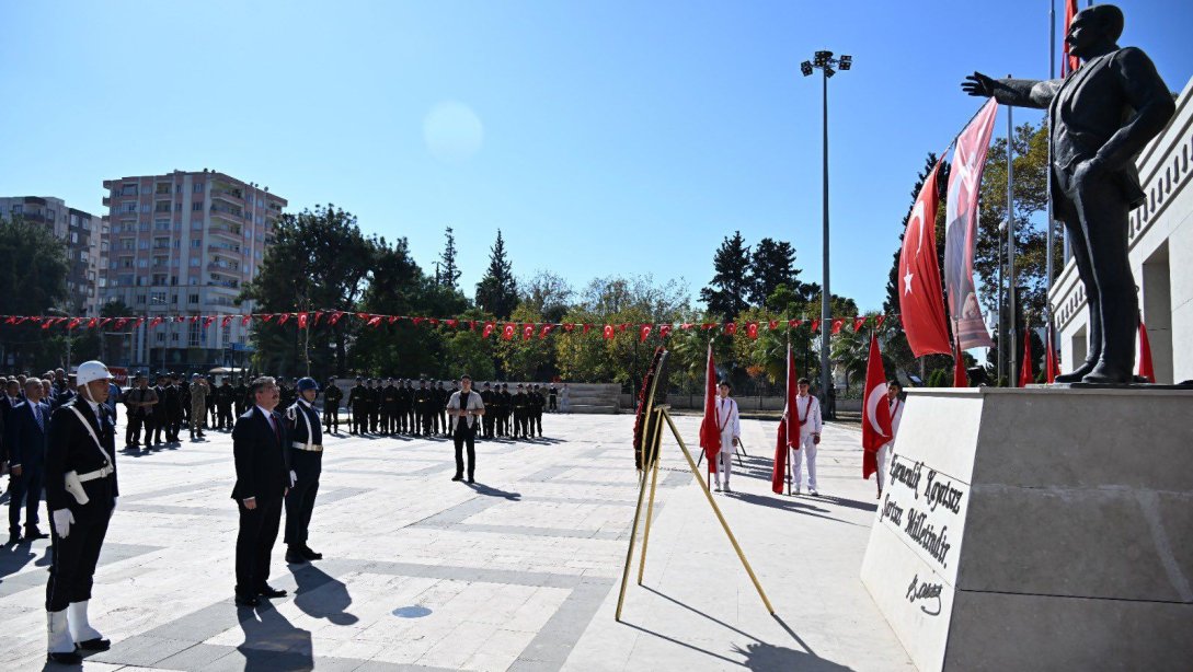 Cumhuriyet Bayramı Kutlamaları Kapsamında Atatürk Anıtı Önünde Çelenk Sunma Töreni Düzenlendi