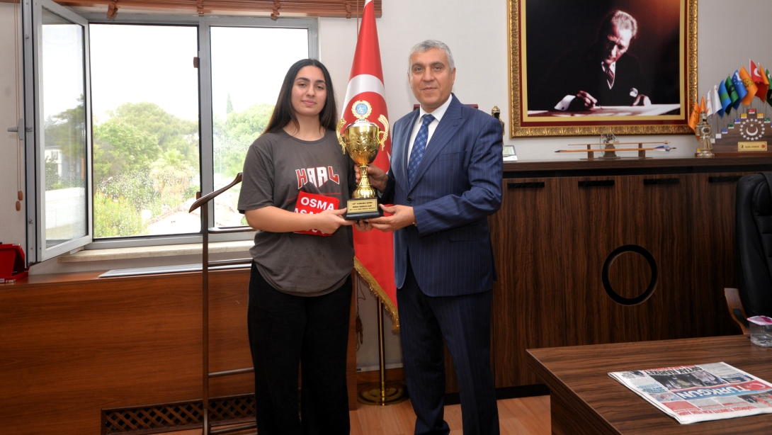  Müdürümüz Aydın ALBAK, Dünya Şampiyonu Kickboks Sporcusu Öğrencimiz Ayşe Sevde CİHAN'ı Ağırladı 