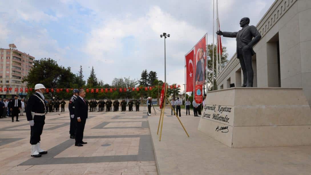 30 Ağustos Zafer Bayramı'nın 103. Yıl Dönümü Kutlama Programı Çelenk Sunma Töreniyle Başladı